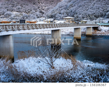 少し雪が積もった真冬の真光寺橋 少し雪が積もった真冬の真光寺橋 138106367