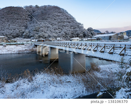 少し雪が積もった真冬の真光寺橋 138106370