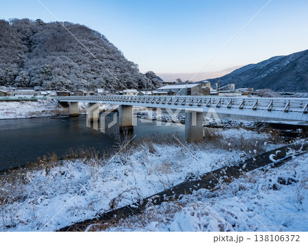 少し雪が積もった真冬の真光寺橋 138106372