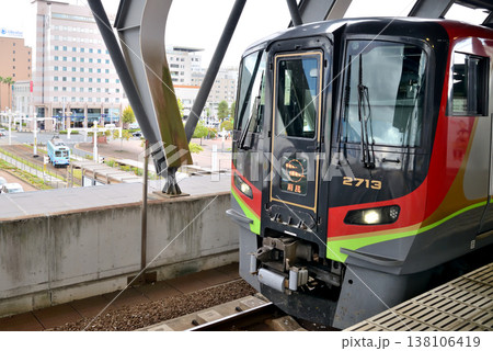 JR四国高知駅で出発を待つディーゼル特急南風号と、高知駅前に到着するとさでんの路面電車です。 138106419