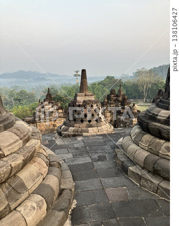 インドネシア ボロブドゥール寺院の朝焼け インドネシア ボロブドゥール寺院の朝焼け 138106427