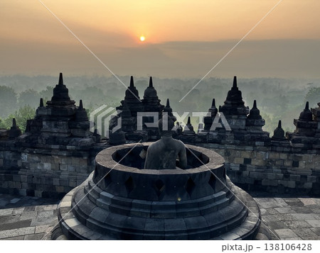 インドネシア ボロブドゥール寺院の朝焼け インドネシア ボロブドゥール寺院の朝焼け 138106428