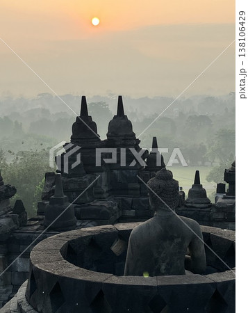インドネシア ボロブドゥール寺院の朝焼け インドネシア ボロブドゥール寺院の朝焼け 138106429