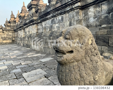 インドネシア ボロブドゥール寺院の朝焼け インドネシア ボロブドゥール寺院の朝焼け 138106432