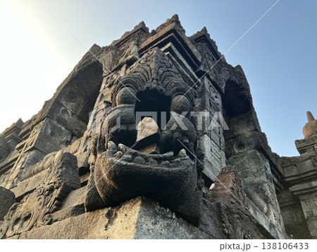 インドネシア　ボロブドゥール寺院の朝焼け 138106433
