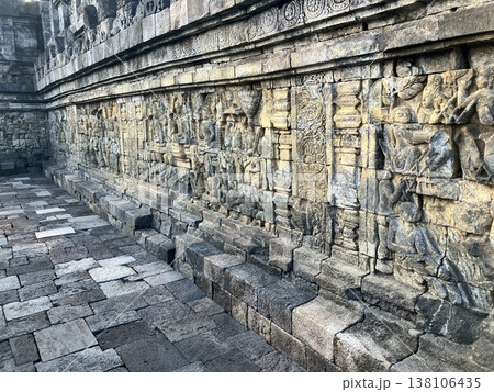 インドネシア　ボロブドゥール寺院の朝焼け 138106435