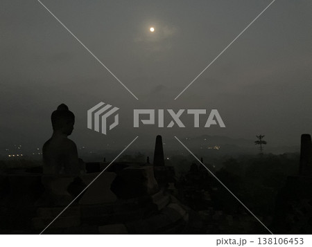 インドネシア　ボロブドゥール寺院の朝焼け 138106453