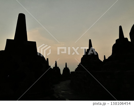 インドネシア ボロブドゥール寺院の朝焼け インドネシア ボロブドゥール寺院の朝焼け 138106454