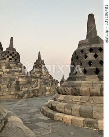 インドネシア　ボロブドゥール寺院の朝焼け 138106481