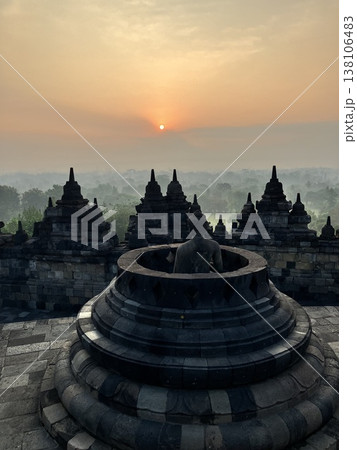 インドネシア　ボロブドゥール寺院の朝焼け 138106483