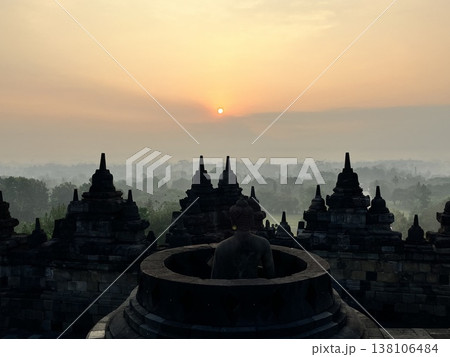 インドネシア ボロブドゥール寺院の朝焼け インドネシア ボロブドゥール寺院の朝焼け 138106484
