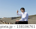 指差しをする男性 138106761