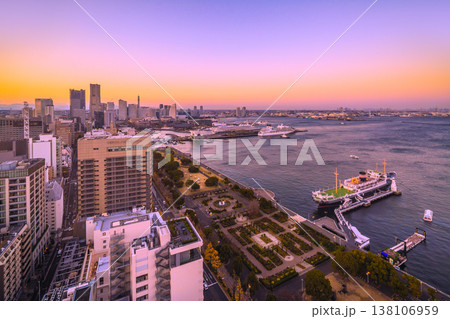 日本の横浜都市景観3隻日本の豪華客船珍景・にっぽん丸、飛鳥Ⅱ、三井オーシャンフジ横浜港集結…都心一望 138106959