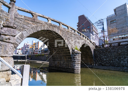 長崎・中島川に架かる眼鏡橋 138106978