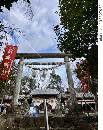 日本神社の鳥居 138107072