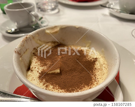 イタリアで食べるティラミス 138107285