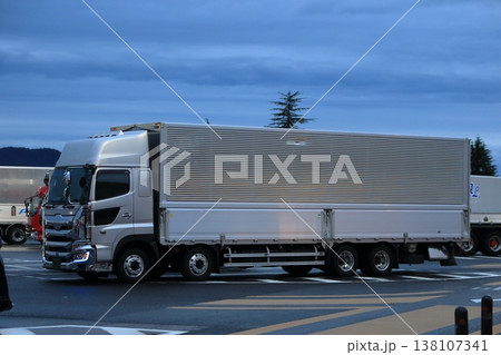 物流トラック 138107341