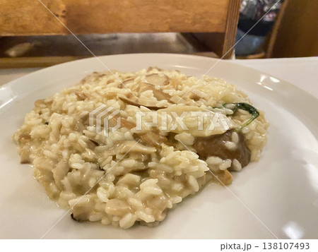 イタリアで食べるキノコのリゾット イタリアで食べるキノコのリゾット 138107493
