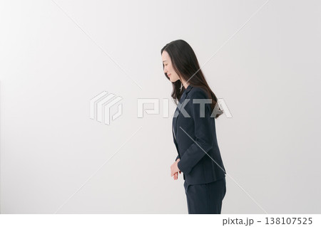 お辞儀をする笑顔のビジネスウーマン お辞儀をする笑顔のビジネスウーマン 138107525