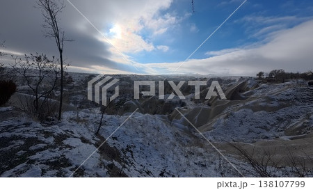 トルコ　カッパドキアの雪景色 138107799