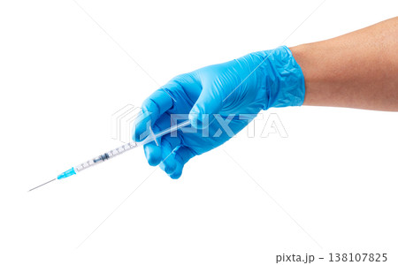 青い医療用手袋をはめた手で注射器を持つ様子 青い医療用手袋をはめた手で注射器を持つ様子 138107825