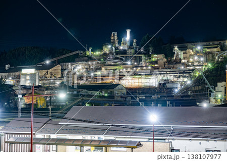 斜面に広がる巨大な工場夜景(群馬県・安中市) 斜面に広がる巨大な工場夜景(群馬県・安中市) 138107977