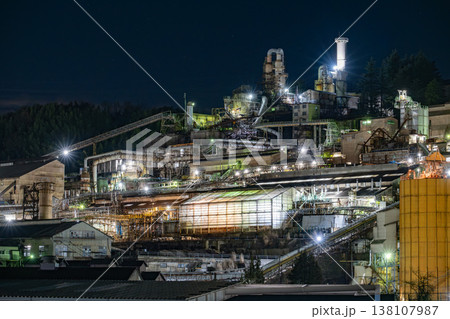 斜面に広がる巨大な工場夜景(群馬県・安中市) 斜面に広がる巨大な工場夜景(群馬県・安中市) 138107987