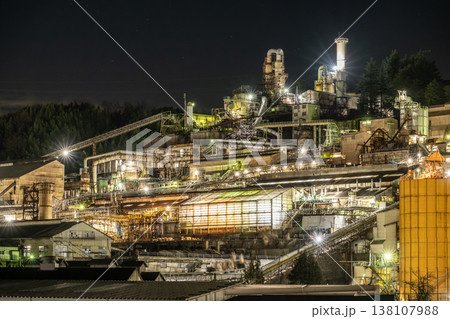 斜面に広がる巨大な工場夜景(群馬県・安中市) 斜面に広がる巨大な工場夜景(群馬県・安中市) 138107988