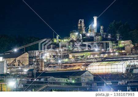 斜面に広がる巨大な工場夜景（群馬県・安中市） 138107993
