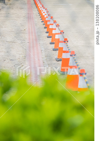 「公園」(3月)【素材】長く連なる赤いカラーコーン 工事 「公園」(3月)【素材】長く連なる赤いカラーコーン 工事 138108086