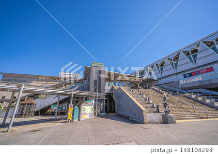 守谷駅西口の外観とペデストリアンデッキの大階段【茨城県守谷市中央】 138108293