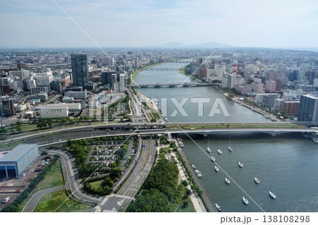 新潟市の街並みと信濃川の流れ 萬代橋方面を望む空撮風景 新潟市の街並みと信濃川の流れ 萬代橋方面を望む空撮風景 138108298