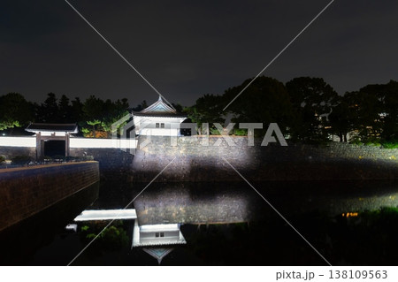 夜の桜田門と水鏡に映る江戸城の城門 138109563