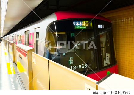 都営大江戸線の車両とホームの風景 138109567