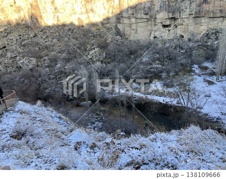 トルコ アクサライ ウフララ溪谷の雪景色 トルコ アクサライ ウフララ溪谷の雪景色 138109666