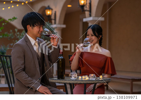 パーティー,結婚式会場で赤ワインを飲むドレスコードしたカップル,新郎新婦 パーティー,結婚式会場で赤ワインを飲むドレスコードしたカップル,新郎新婦 138109971