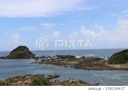 海に浮かぶ岩 海に浮かぶ岩 138110417