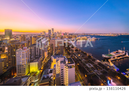 日本の横浜都市景観3隻日本の豪華客船珍景・にっぽん丸、飛鳥Ⅱ、三井オーシャンフジが横浜港に集結 138110426