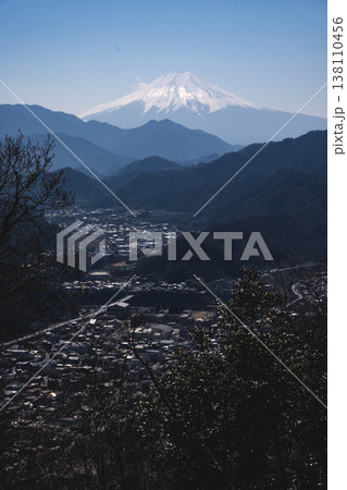 大月の町並みと雪を被る富士山 138110456