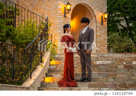 結婚式場のナイトウェディングでカラードレス姿の新郎新婦,ドレスアップした夫婦 結婚式場のナイトウェディングでカラードレス姿の新郎新婦,ドレスアップした夫婦 138110794