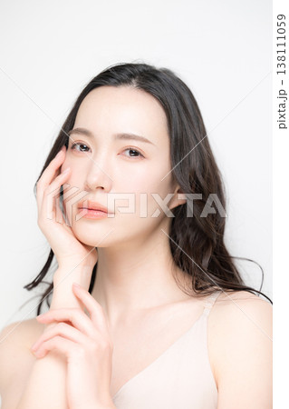 透明感がある保湿や高級感のあるラグジュアリーな美容イメージカメラ目線 透明感がある保湿や高級感のあるラグジュアリーな美容イメージカメラ目線 138111059