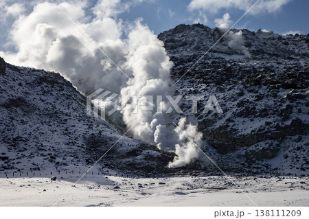 活火山の硫黄山 活火山の硫黄山 138111209