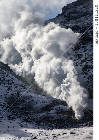 活火山の硫黄山 138111210