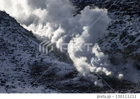 活火山の硫黄山 138111211