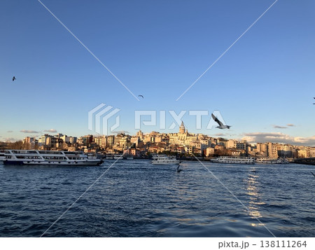 トルコ　イスタンブールのガラタ塔の夕景 138111264