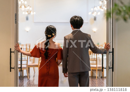 結婚式で披露宴会場の扉を開ける新郎新婦 結婚式で披露宴会場の扉を開ける新郎新婦 138111818