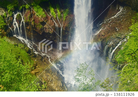 緑につつまれる奥日光  華厳の滝 138111926