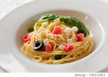 トマトとモッツァレラチーズの冷製パスタ トマトとモッツァレラチーズの冷製パスタ 138111951