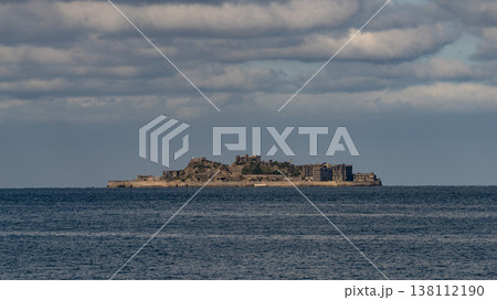 青空の下、遠くの海に浮かぶ軍艦島の全景 青空の下、遠くの海に浮かぶ軍艦島の全景 138112190