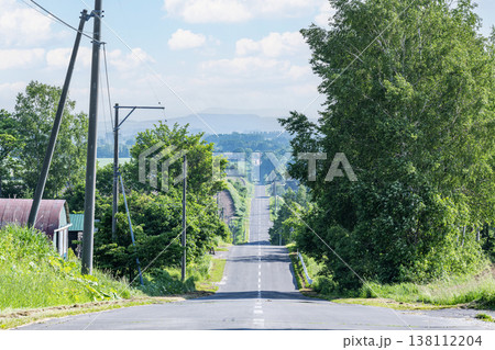 北海道上富良野町　かみふらの八景　夏のジェットコースターの路 138112204
